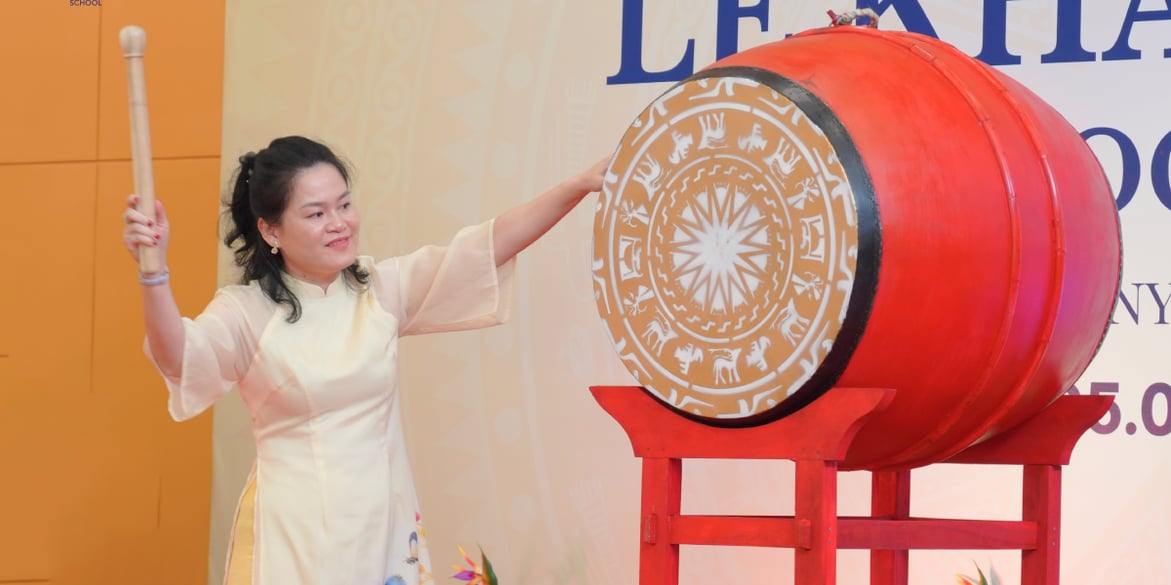 Ms. Trung Nguyen beat the drum for Opening Ceremony